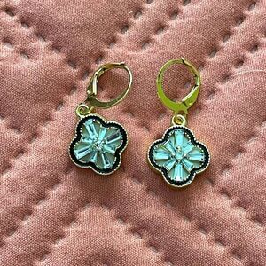 Clover shaped earring
